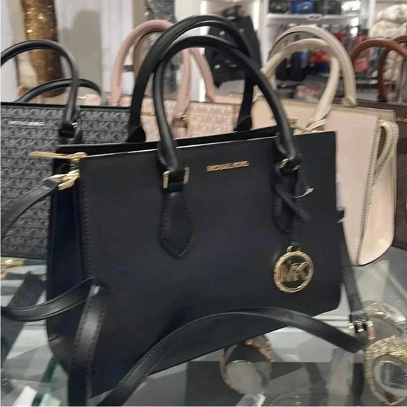 Michael Kors Sheila Medium Center Zip Satchel
Crossbody Bag
NWT - Picture 13 of 16